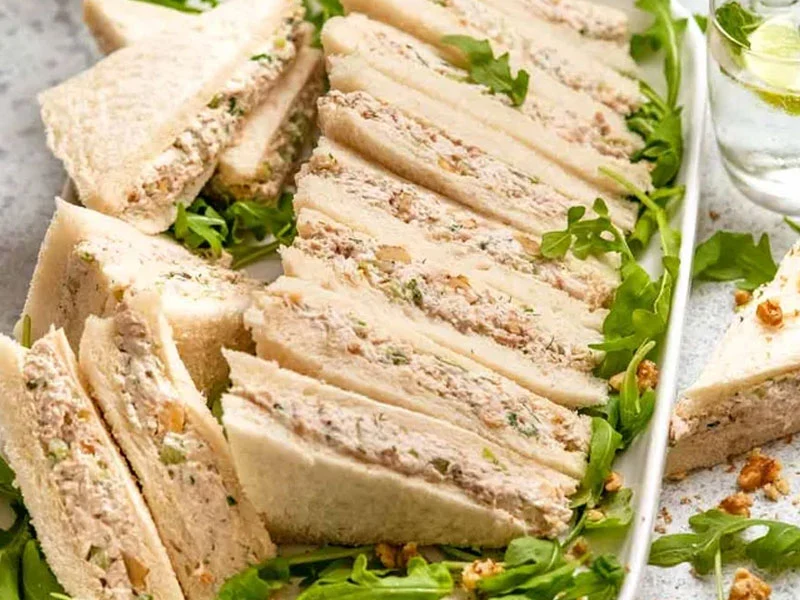 تهیه ساندویچ مرغ